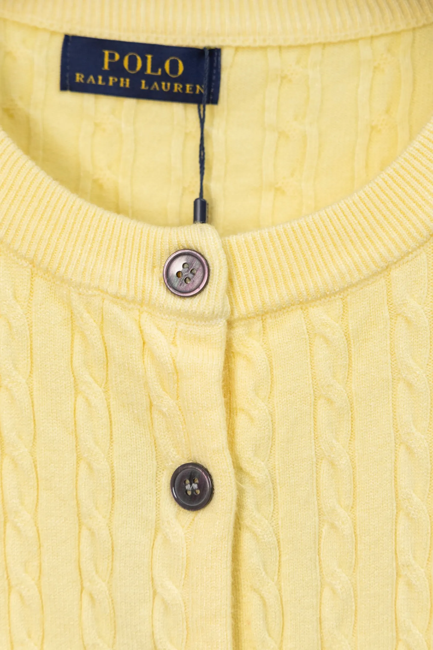 P170 Ralph Lauren Classic Round Neck Solid Color Pony Embroidered Logo Knitted Cardigan Long Sleeve Ralph Lauren Classic Basic Versatile Twist Knitted Cardigan Long Sleeve Main supply platform live broadcast Wholesale entity Replenish when out of stock Not removed from the shelves Quality 1:1 patterning Complete three standards Correct version of pony logo Imported quality cotton yarn Focus on high-end Cost-effective Good quality Needless to say Zhao Lusi's same style is really amazing, so sweet I'm so beautiful. This cardigan is really good-looking. It's simple and easy to wear. It's a must-have for goddess ootd. Good-looking clothes are never picky. A must-have in the wardrobe of goddesses. Size: S-XL. Color: black, apricot, gray, navy, red, white.